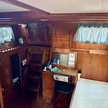 Nuit De Quietude Sur Un Bateau Et Dans L'eau