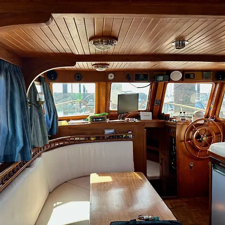 Nuit De Quietude Sur Un Bateau Et Dans L'eau Condrieu