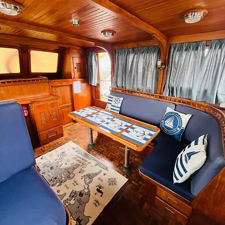 Botel Nuit De Quietude Sur Un Bateau Et Dans L'eau