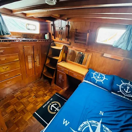 Nuit De Quietude Sur Un Bateau Et Dans L'eau Botel *
