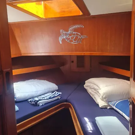Nuit De Quietude Sur Un Bateau Et Dans L'eau Botel Condrieu