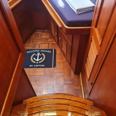 Nuit De Quietude Sur Un Bateau Et Dans L'eau Botel