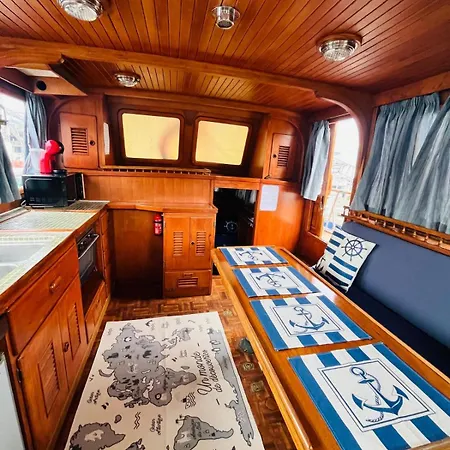 Botel Nuit De Quietude Sur Un Bateau Et Dans L'eau *