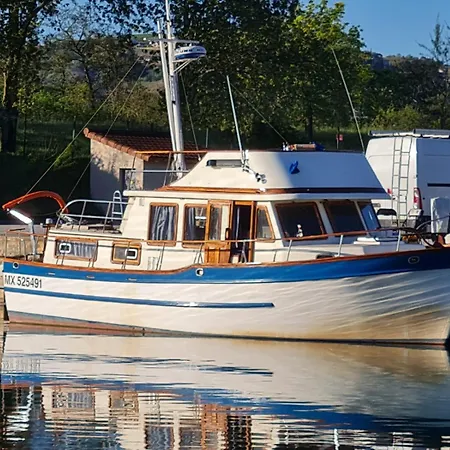 Botel Nuit De Quietude Sur Un Bateau Et Dans L'eau Condrieu