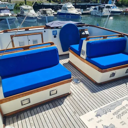 Nuit De Quietude Sur Un Bateau Et Dans L'eau