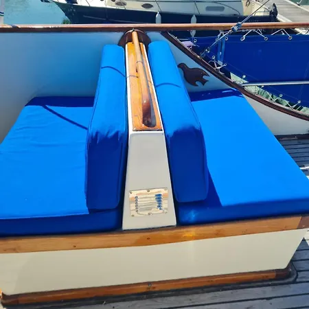 Nuit De Quietude Sur Un Bateau Et Dans L'eau *